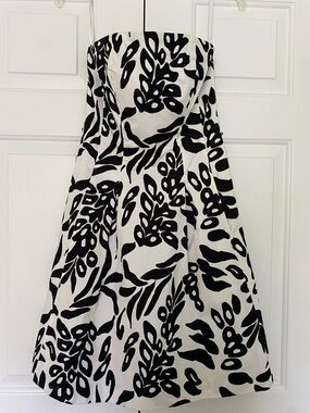 White House Black Market Black & White Strapless Floral-Print Dress with POCKETS